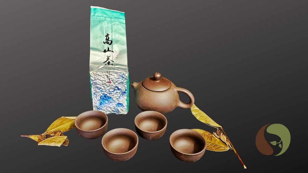 Masawi Genuss-Set mit Soft Oolong Tee aus Taiwan in grüner Teeverpackung, brauner Tonkanne und vier passenden Teeschalen auf dunklem Hintergrund