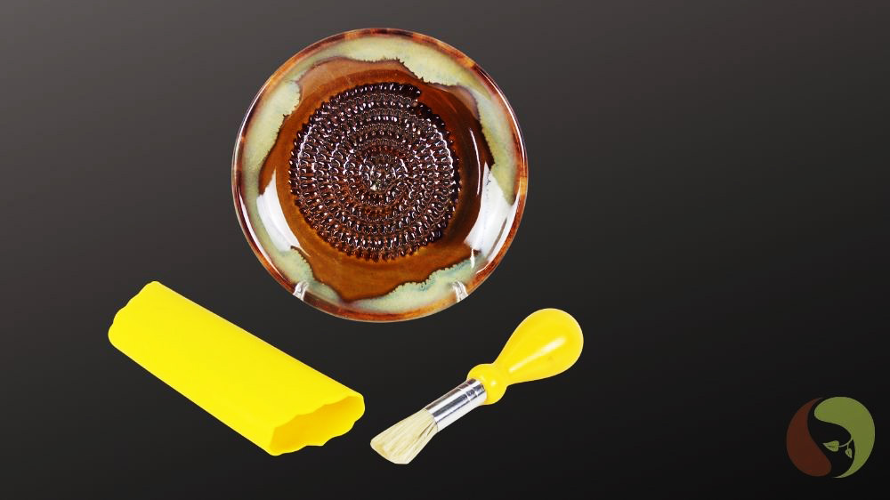 Keramikreibe, Knoblauchreibe braun, mit Pinsel, Aufsteller und Knoblauchschäler