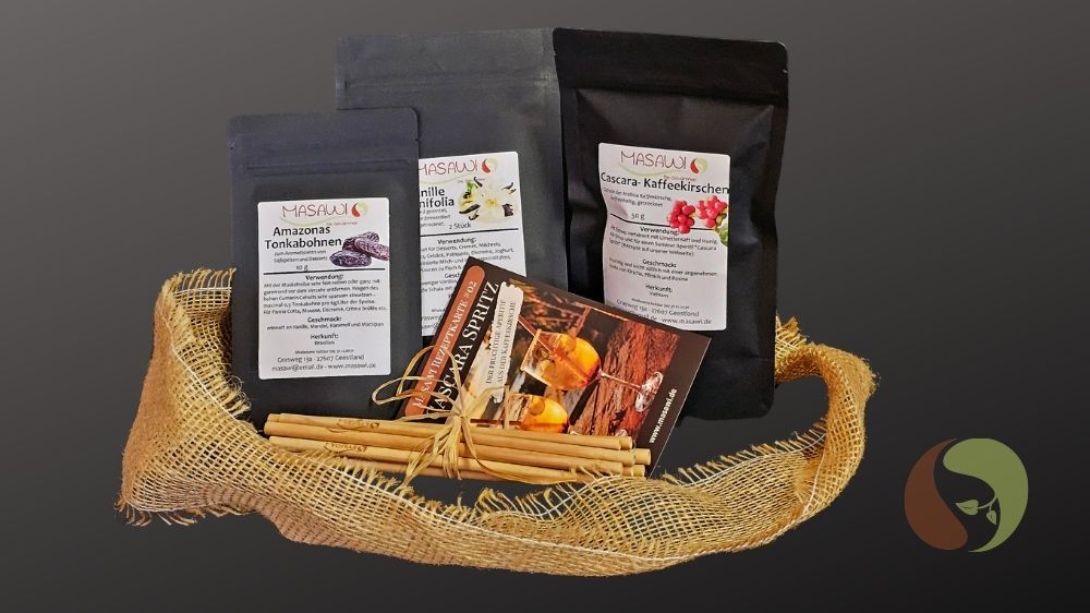 Die Zutaten für Cascara Sirup und die Rezeptkarte für Cascara Spritz, dazu ergänzend 10 Bambus Strohhalme zum Servieren der Cocktails