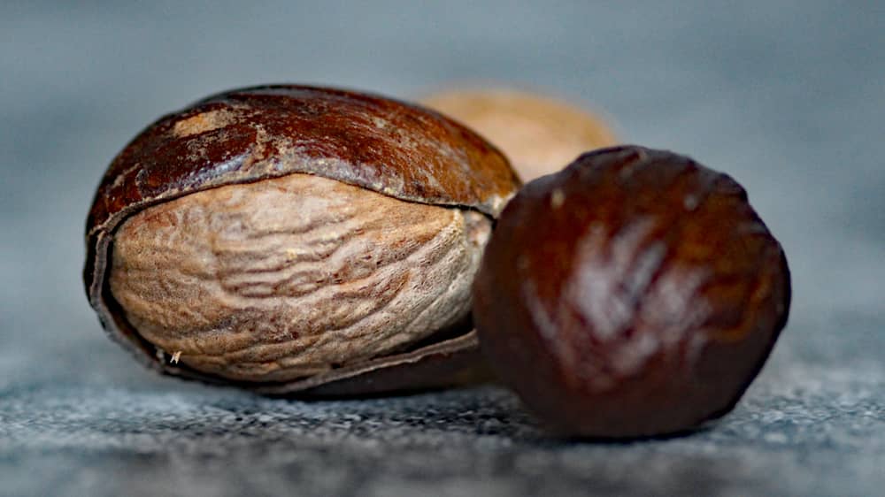 100 g Muskatnüsse in ihrer Schale