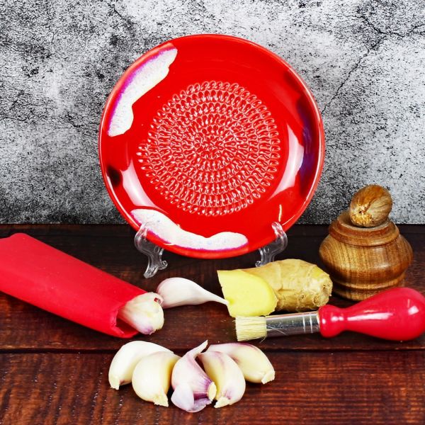 Keramikreiben, Knoblauchreiben rot mit Pinsel, Aufsteller und Knoblauchschäler