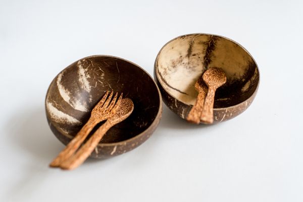 Kokosnussschalen-Set mit Kokosholzbesteck