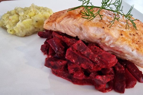 Lachs-auf-wurzige-Rote-Bete