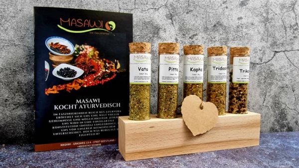 5 köstliche Ayurveda-Gewürze in einem AyurSpice Board