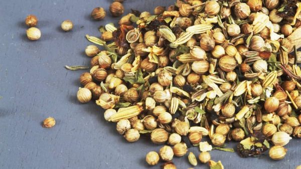 Brotgewürz mit Kräutern für den Mörser