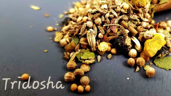 Tridosha-Masala, ayurvedische Gewürzmischung für den Mörser